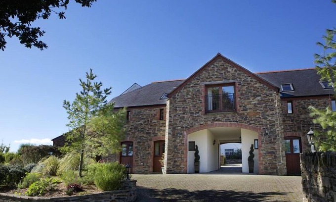 Bugford Apartment | 2 NEW BARN, HILLFIELD VILLAGE in Dartmouth