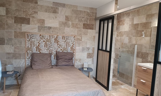 Saint-Pardon-de-Conques Bed & Breakfast | 2-person bedroom with shower room and toilet