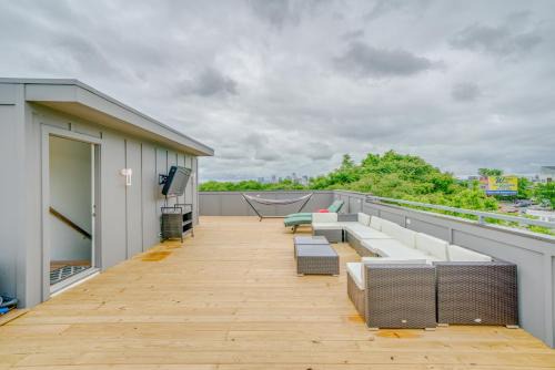 Talbot's Corner House | 2 Rooftops Movie theater 20 guests - Luxury Downtown views 2 miles from Broadway