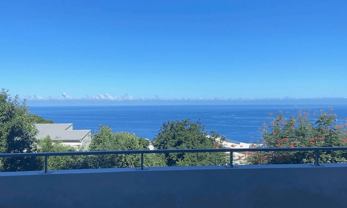Piton Saint-Leu House | 2-room apartment with a large 40 m2 terrace, a jacuzzi with ocean view.