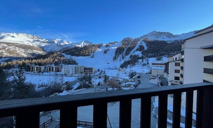 Enchastrayes Apartment | 2-Room Apt at ski slopes, 4 sleeps, balcony