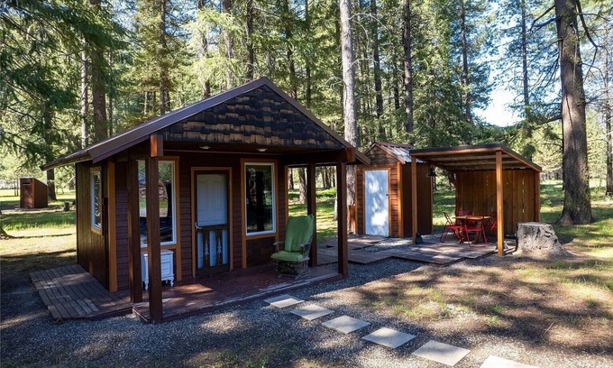 Mazama Cabin | 2 Rustic 1-bedroom cabins w/outhouse and external shower Mazama