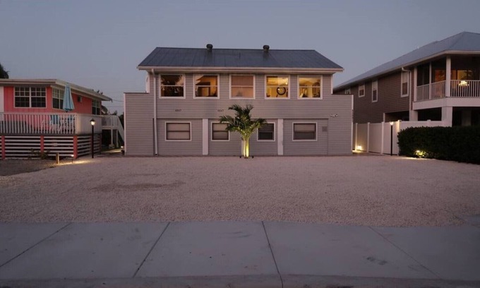 Mid Island House | 2 Separate Units! 200Ft From The Beach! 16 Guests!