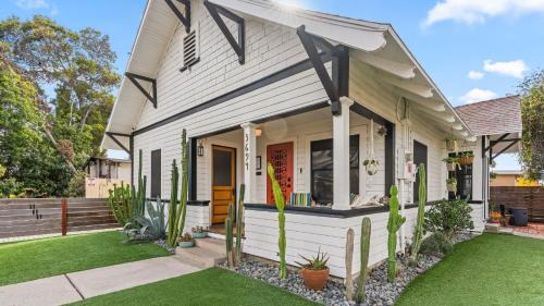 City Heights House | 2 Side-by-Side San Diego Homes w Shared Backyard Firepit BBQ Casa Craftsman Casita on Landis by Avantstay