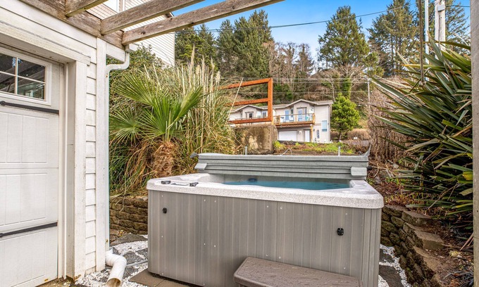 Depoe Bay Apartment | 2-Story Dog-Friendly Aparthotel w/Deck, Gas Fireplace, Ocean Views, Beach Access