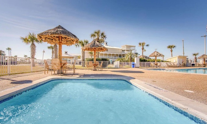 Galveston Hotel | 2 Stylish Resort Villas w/Kitchen + Beach Access Near Attractions