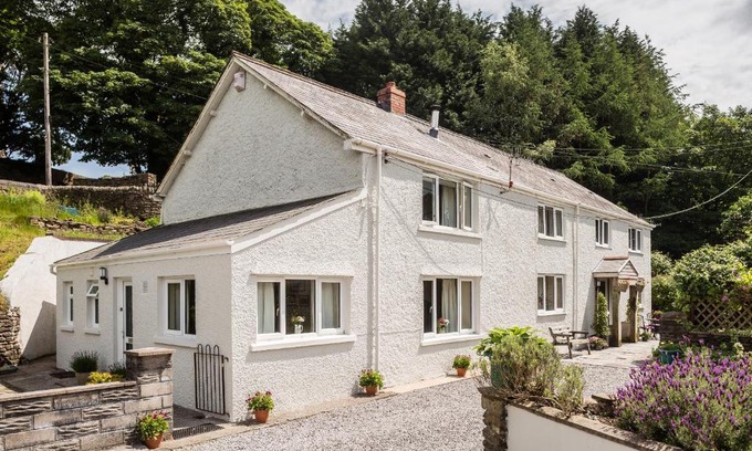 Pontardawe House | 2 Tan Yr Eglwys