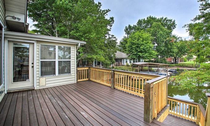 Lake Hamilton Cottage | 2-tier Deck & Boat Parking: Lake Hamilton Home