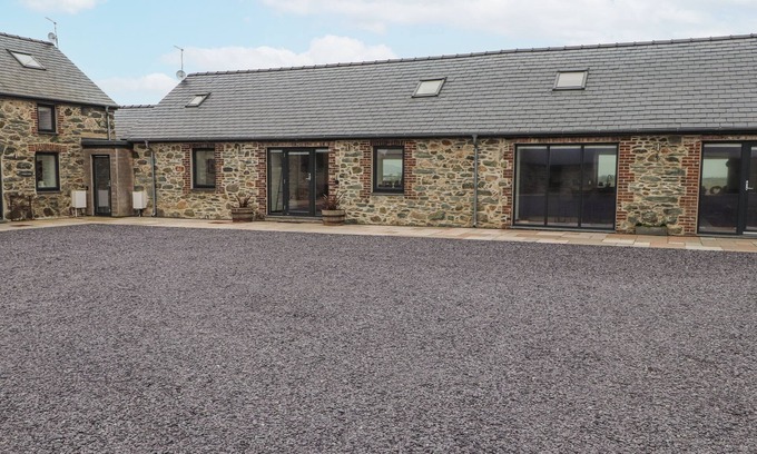 Holyhead Cottage | 2 TREM Y MOR, family friendly, with hot tub in Llanfachraeth