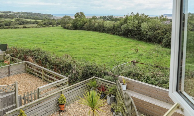 Pentraeth Cottage | 2 Y BONT, family friendly, with a garden in Pentraeth