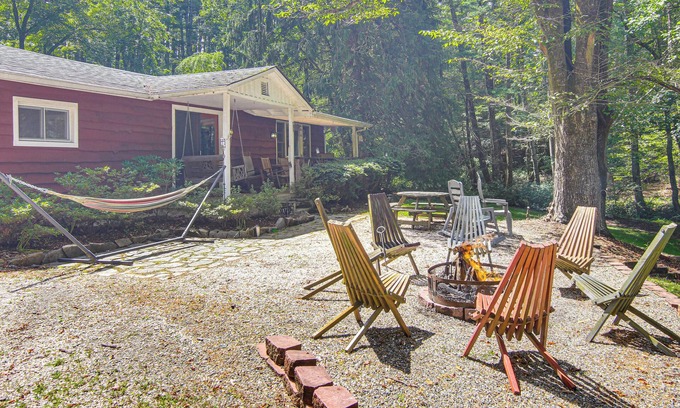 Skyland Cabin | 20-Acre Cabin w/Pond: 5 Mi to Biltmore Estate!