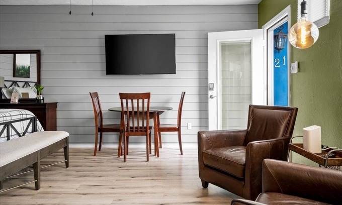 Roosevelt Condo | 20 Chelsea Place On The Park, In Heart Of Downtown