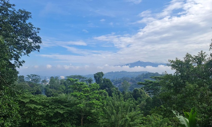 Kandy House | 20 min walk to Kandy city from this breezy, quite property with a parking.
