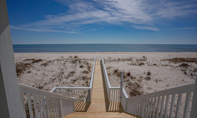 East End House | 20% OFF FALL! 3BR/2.5BA Updated BEACHFRONT House on East End