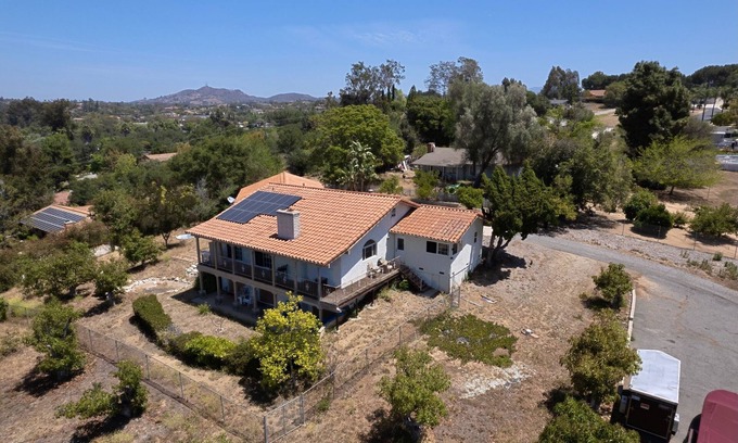 Fallbrook House | 20 people can stay. Peaceful 1 acre of Avocado ranch. 2 stories. 16 beds.