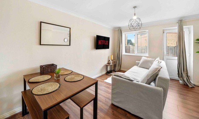 Greenwich House | 20 Percent Off Monthly Stay Business relocations-6bed