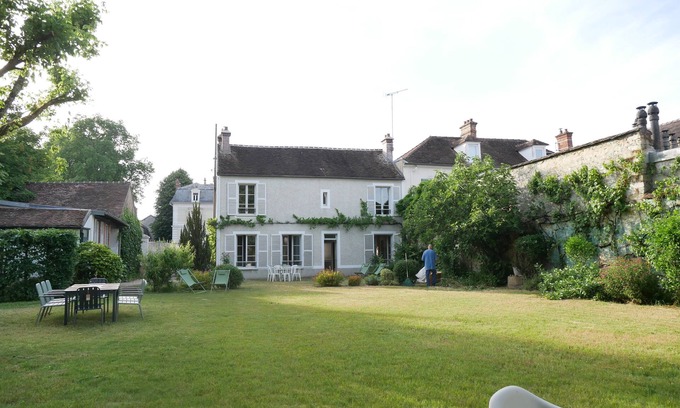 Fontainebleau House | 200 metres from the château, charming family home with outbuilding and garden