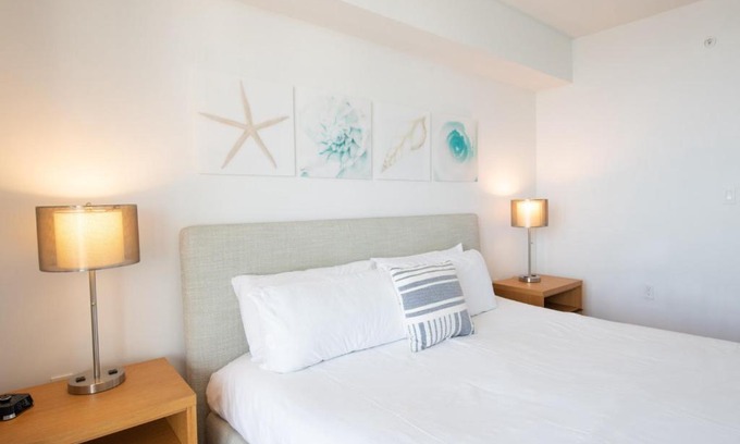 Hallandale Beach House | 2009A Stylish 1BR 1BTH w Water Views, Modern Kitchen, Balcony, Pool - 20th floor