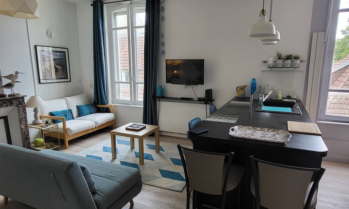 Villers-sur-Mer Apartment | 200m from the beach, shops and market 100m away, cosy apartment in the town center