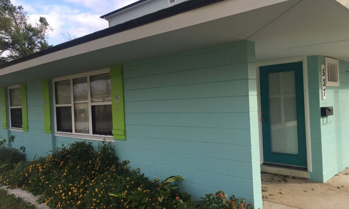 Jacksonville Beach House | 2018 remodeled Beach Palm Bungalow-Walk to the Bch(5 blocks)/Pier to fish/surf