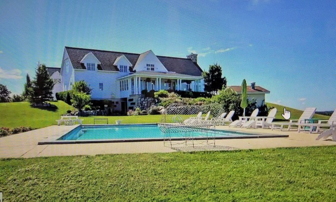 Suttons Bay House | 2023 Vineyard House