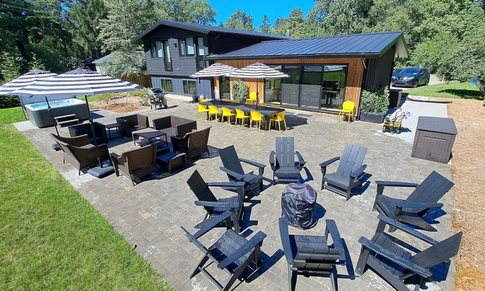 Union Pier House | 2026 Open Bright modern retreat w/private hot tub Beach1 Block Fire Pit