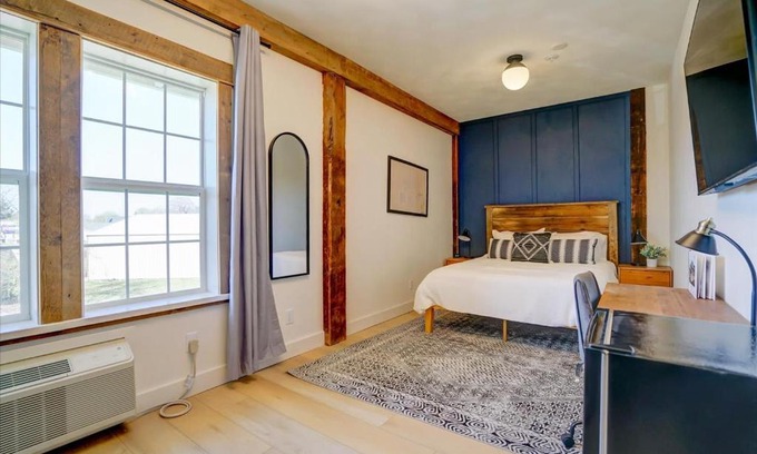Waunakee Hotel | 205 - Queen Suite
