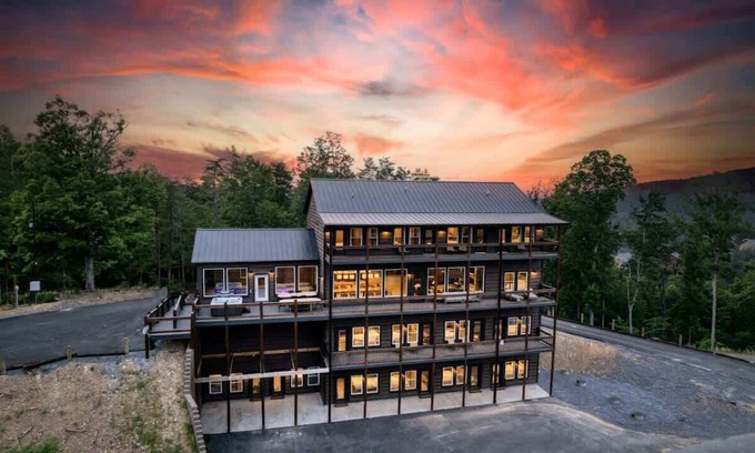 Sevierville Cabin | 20BR/Mtn Views/Pool/Hot Tub/Sleeps 54