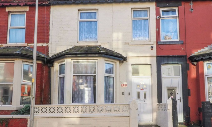 North Shore Cottage | 21 EAVES STREET, country holiday cottage, with a garden in Blackpool