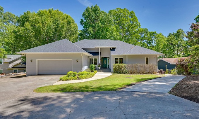 Anderson House | 21 Mi to Clemson University: BBQ-Ready Lake Home