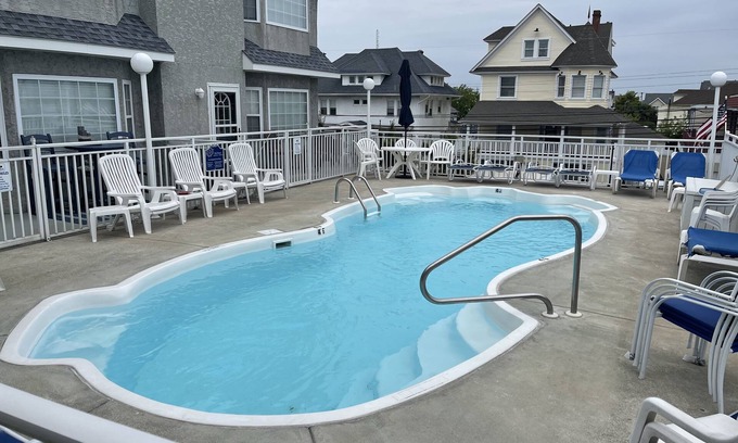 Cape May - Wildwood House | 2100ft Townhouse Heated Pool 5 beds 2.5 bathrooms Nth Wildwood 1.5 blk to beach
