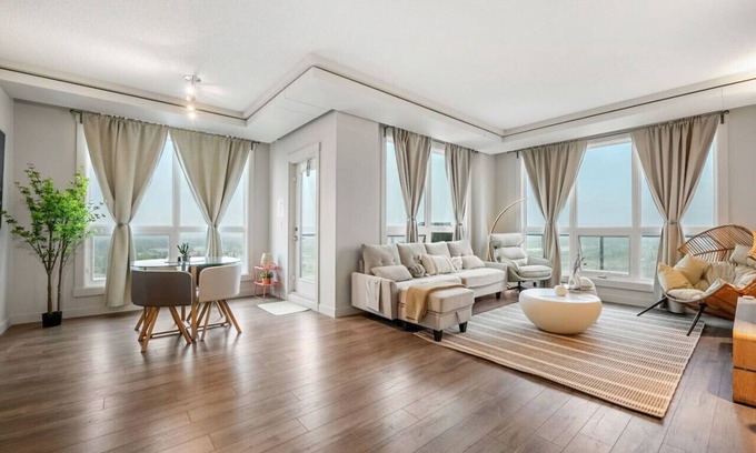 Haysboro Apartment | 21st-Floor Penthouse City & Mountain Views