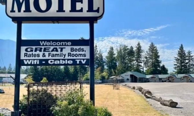 Columbia Falls Hotel | #23- ONE KING BED in Charming hotel with WiFi and AC in welcoming Columbia Falls