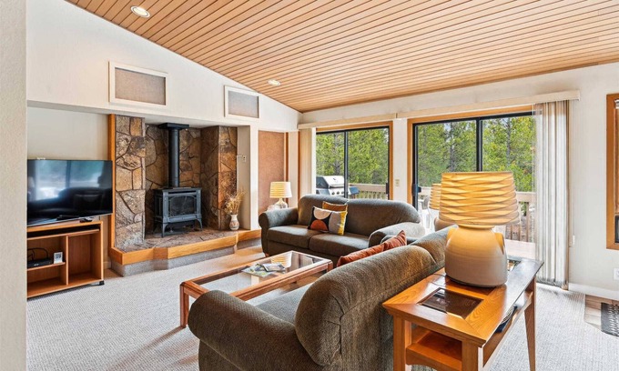 Deer Park House | 23 Poplar-Sunriver, Oregon: Hot Tub, BBQ, WiFi, SHARC Aquatics, Tubing Hill, Mt. Bachelor, Golf, Deschutes River, Tennis, Bike Paths