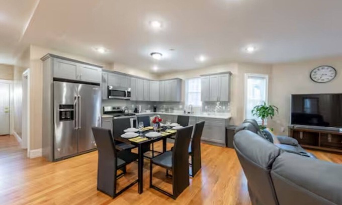 Dudley - Brunswick King Apartment | 233/1 - 4BR Comfortable Apt near Franklin Park Zoo