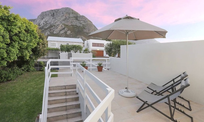 Voelklip House | 235 on Tenth | Beach Walks & Mountain Views | Pets