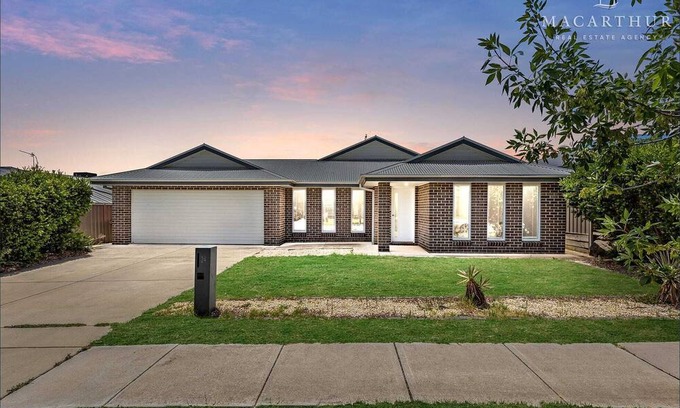 Boorooma House | 24 Darcy Drive, Boorooma