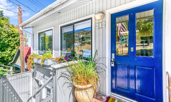 Avalon House | 242MAR-Golf cart, BBQ, WIFI, patio, sleeps 8.