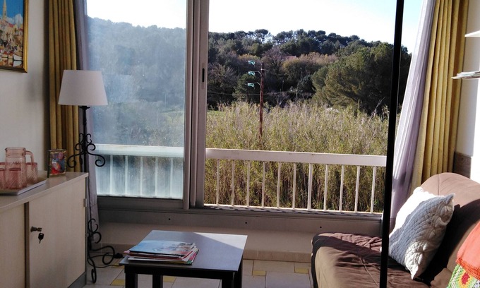 Sanary-sur-Mer Apartment | 24m2 studio in private property with swimming pool and private parking space.
