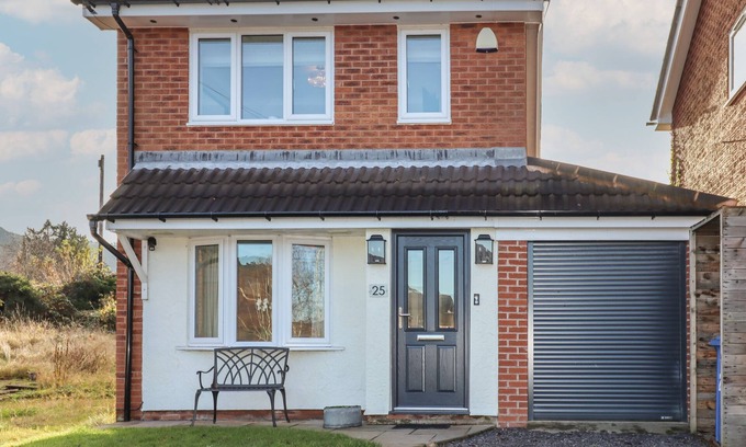 Llangollen Cottage | 25 MAES COLLEN, family friendly, with open fire in Llangollen