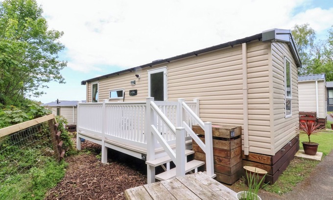 Combe Martin Cottage | 25 MANLEIGH PARK, pet friendly, with a garden in Combe Martin