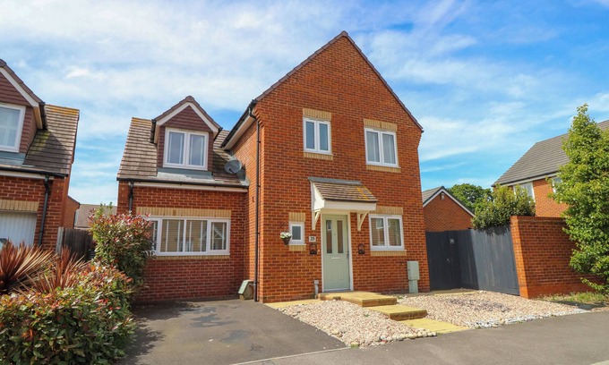 Hayling Island Cottage | 25 ST. BENEDICT ROAD, pet friendly, with a garden in Hayling Island