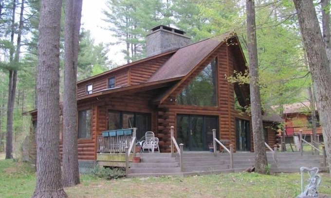 Lake George House | 2500 sq ft Log Home 8+ people heated pool near LG village 30 min to Saratoga