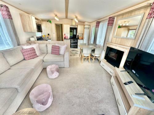 Wimborne Resort | 252 Wilksworth Caravan Park - Two Bedroom - Pool Access