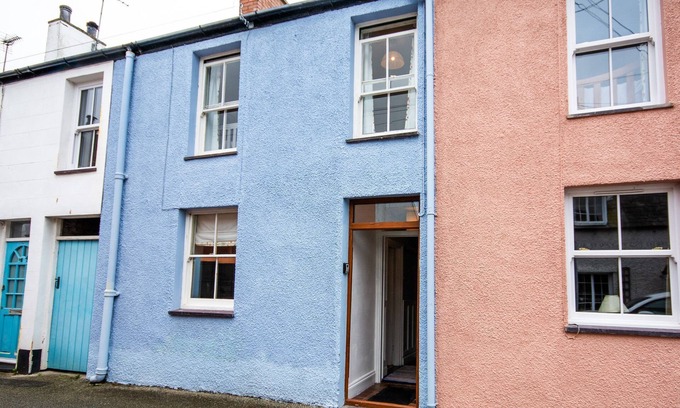 Beaumaris Cottage | 26 Rosemary Lane - sleeps 5 guests in 3 bedrooms
