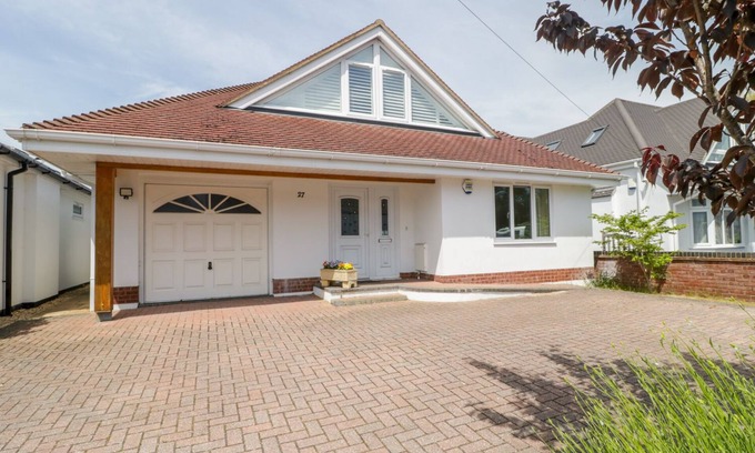 Christchurch House | 27 WICK LANE, family friendly, with a garden in Christchurch