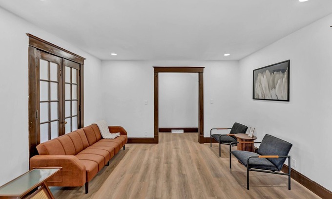 Downtown Niagara Falls House | 2700ft2, 6 bdrm, 2 kitchens, mins to Falls, AC, WiFi, sleep 16