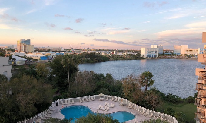 Florida Center Cottage | 2701 · Luxury Lakefront Unit With Pool Views