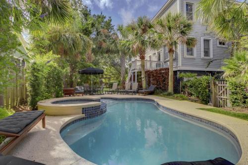 Isle of Palms House | 2701 Palm Boulevard by AvantStay Steps to the Beach Ping Pong Putting Green