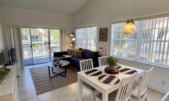 Boca Raton Apartment | 270D - Boca Retreat w/Pool, Parking, Near Evert Tennis & Shops